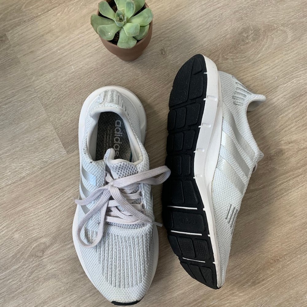 Adidas Swift Run - Running shoes